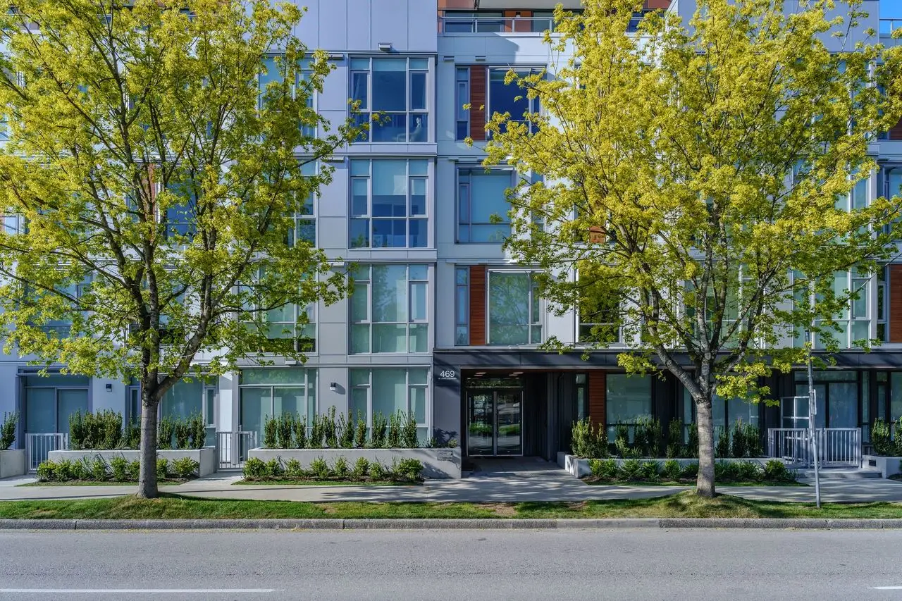 Street trees and hedges in front of a residential building at Marquise