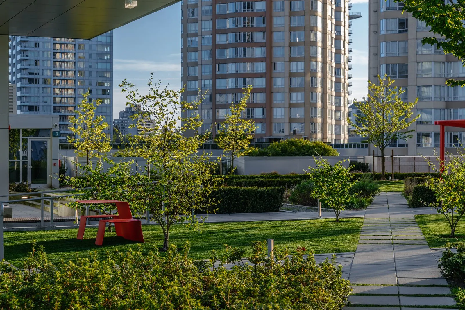 Rooftop lawn and path with red picnic tables at Station Square 2 and 3