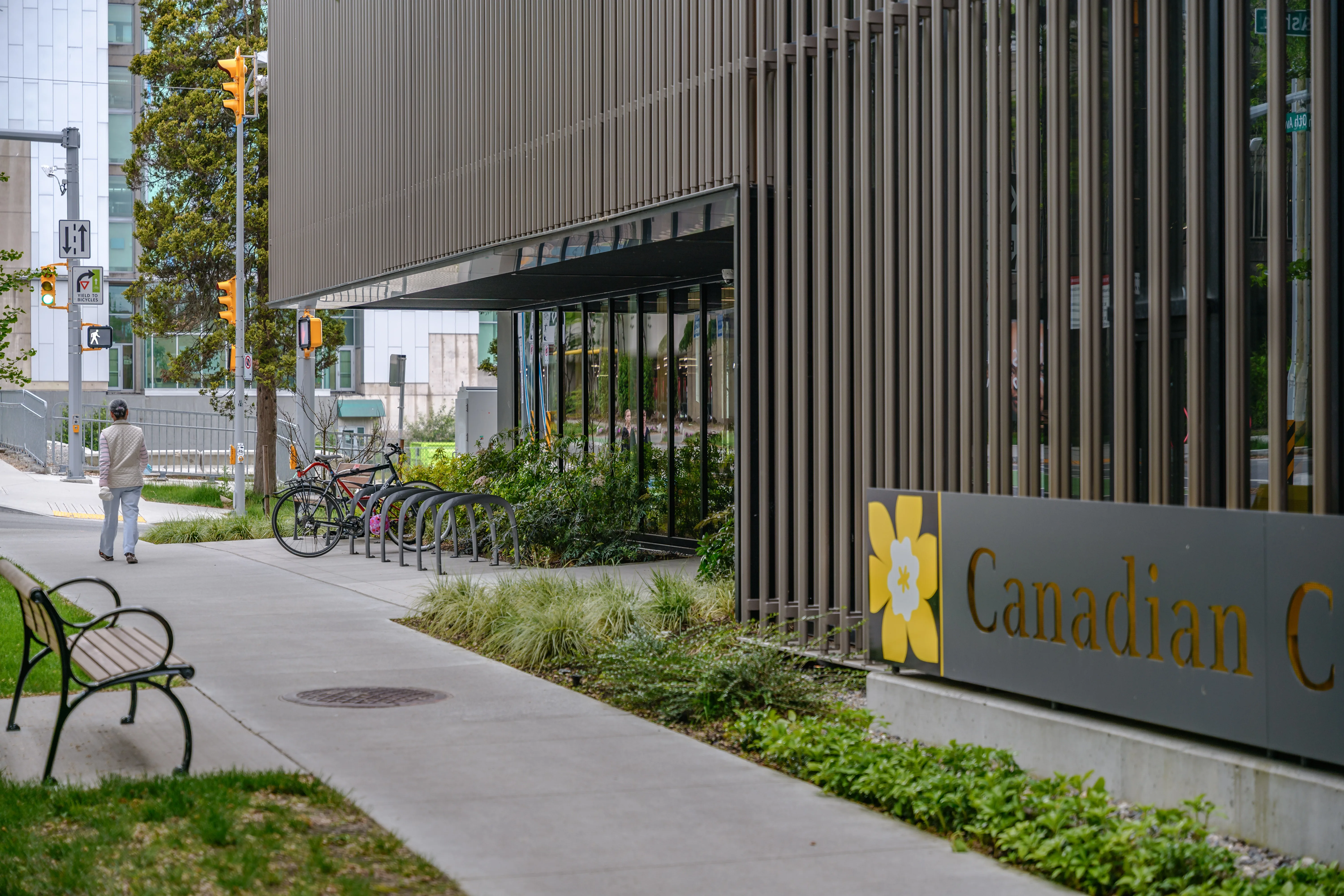 Planting along the building frontage and signage at Canadian Cancer Society