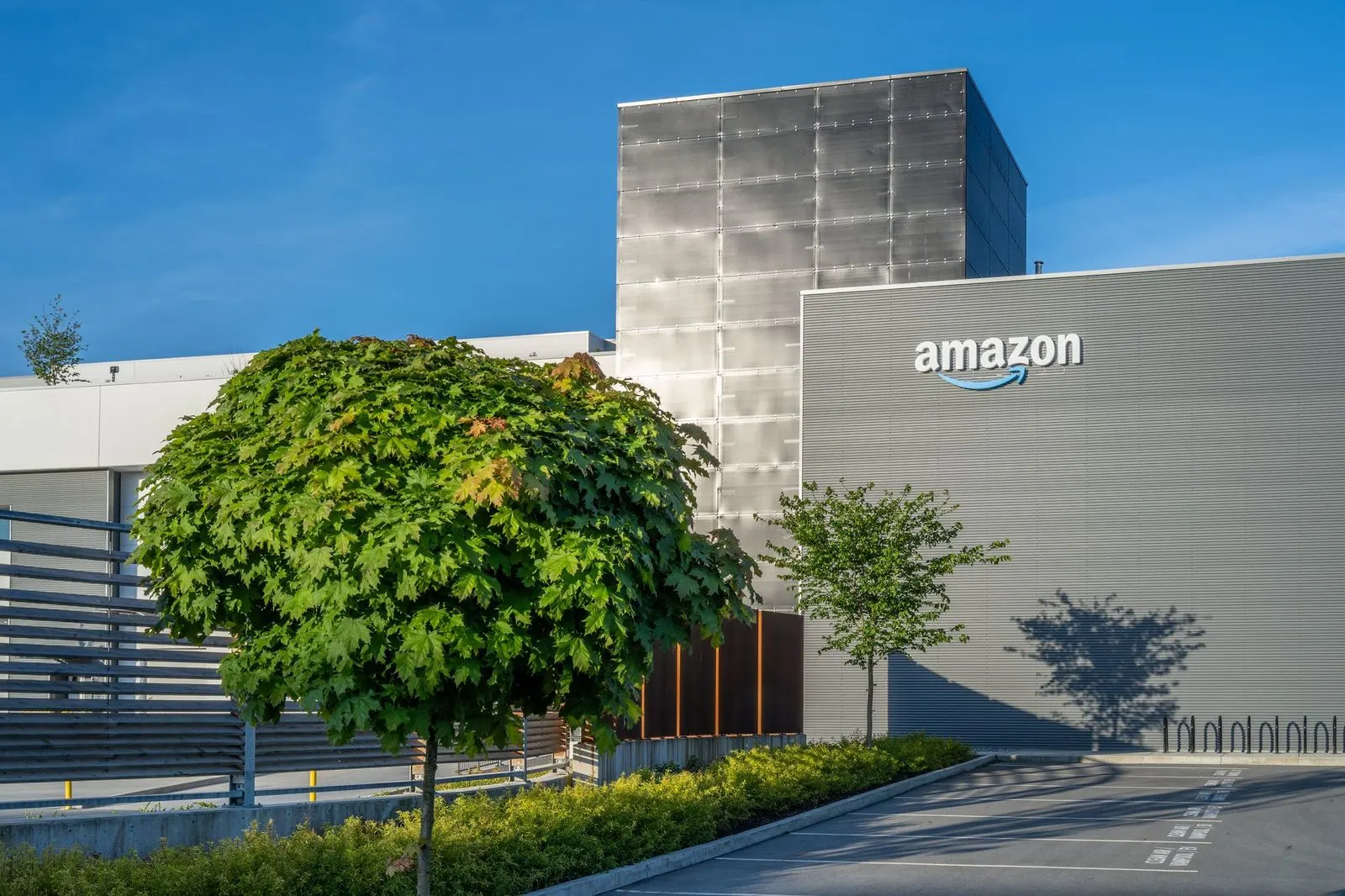 Tree and planting in front of an Amazon building at Riverbend Amazon Warehouse