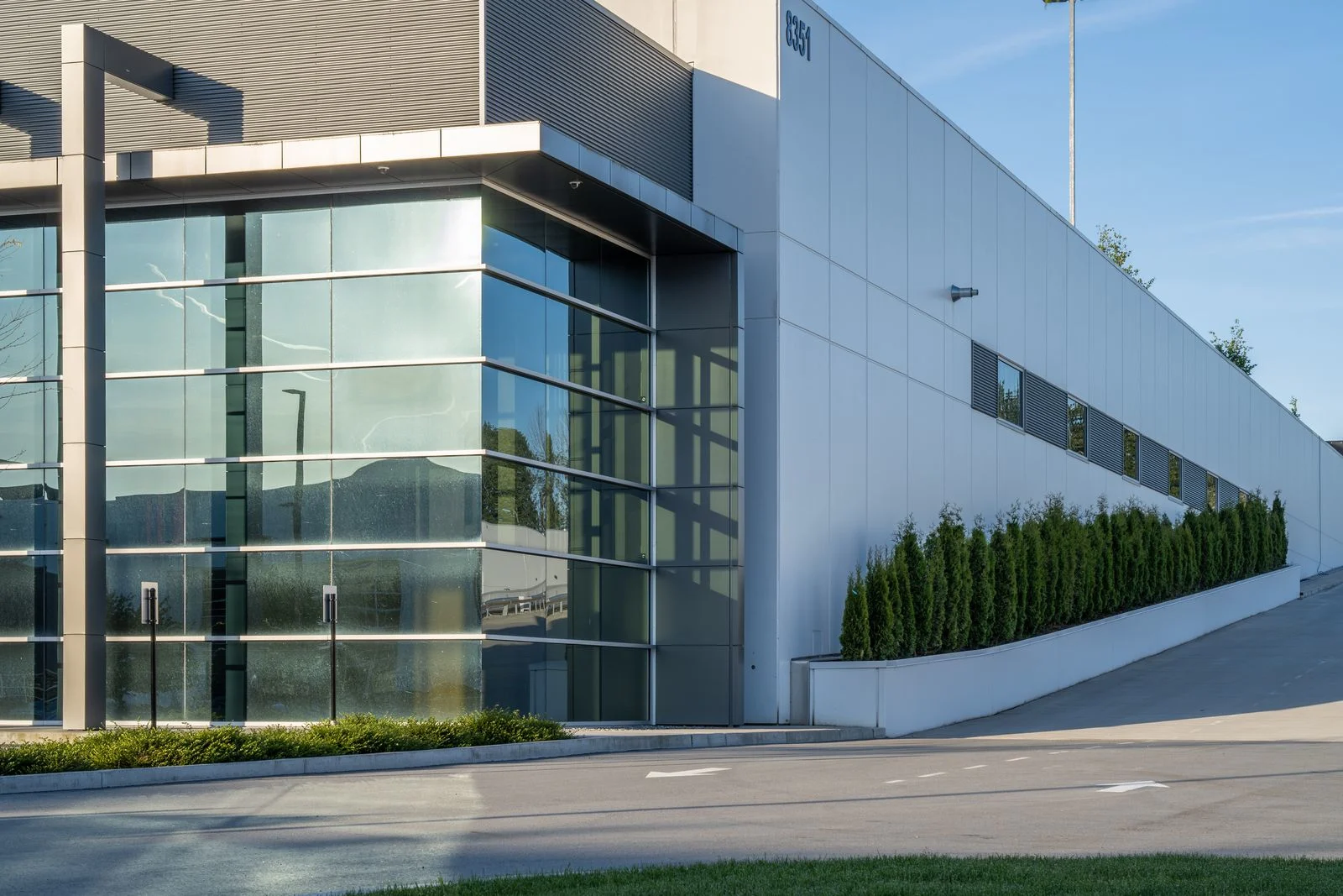 Hedge planting along a warehouse office facade at Riverbend Amazon Warehouse