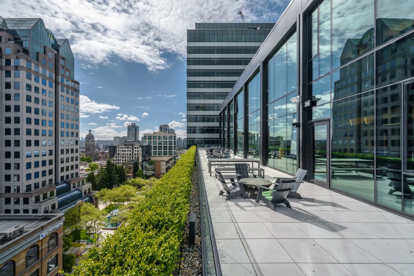 Rooftop terrace with lounge seating and a planted edge at Amazon Downtown